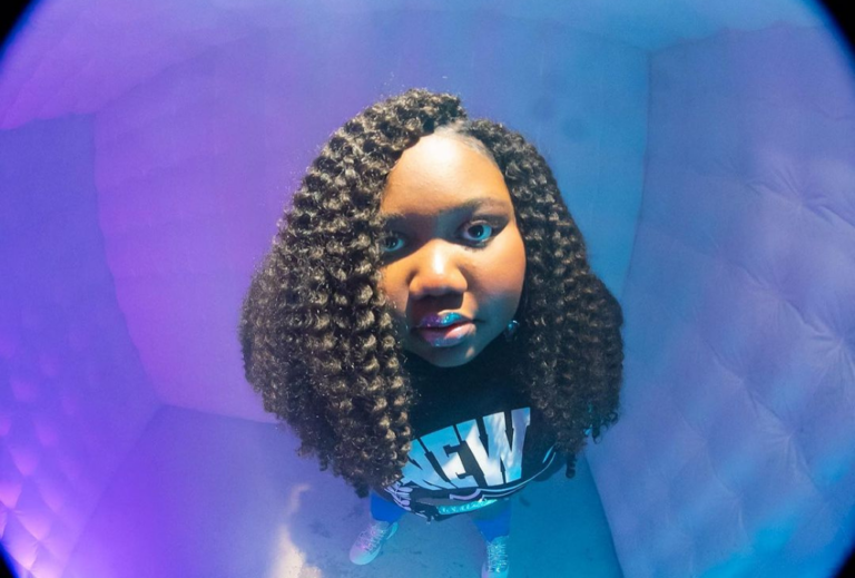 ViniseTheArtist Releases "Glitter Tears"