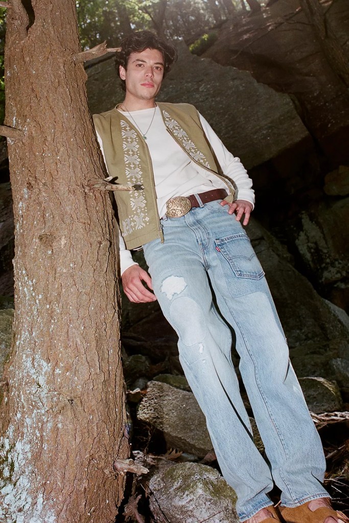 model wearing light wash urban outfitters jeans with white top