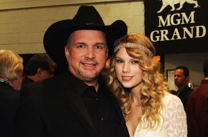 Garth Brooks and Taylor Swift pose backstage during the 44th annual Academy Of Country Music Awards' Artist of the Decade held at the MGM Grand on April 6, 2009 in Las Vegas, Nevada.